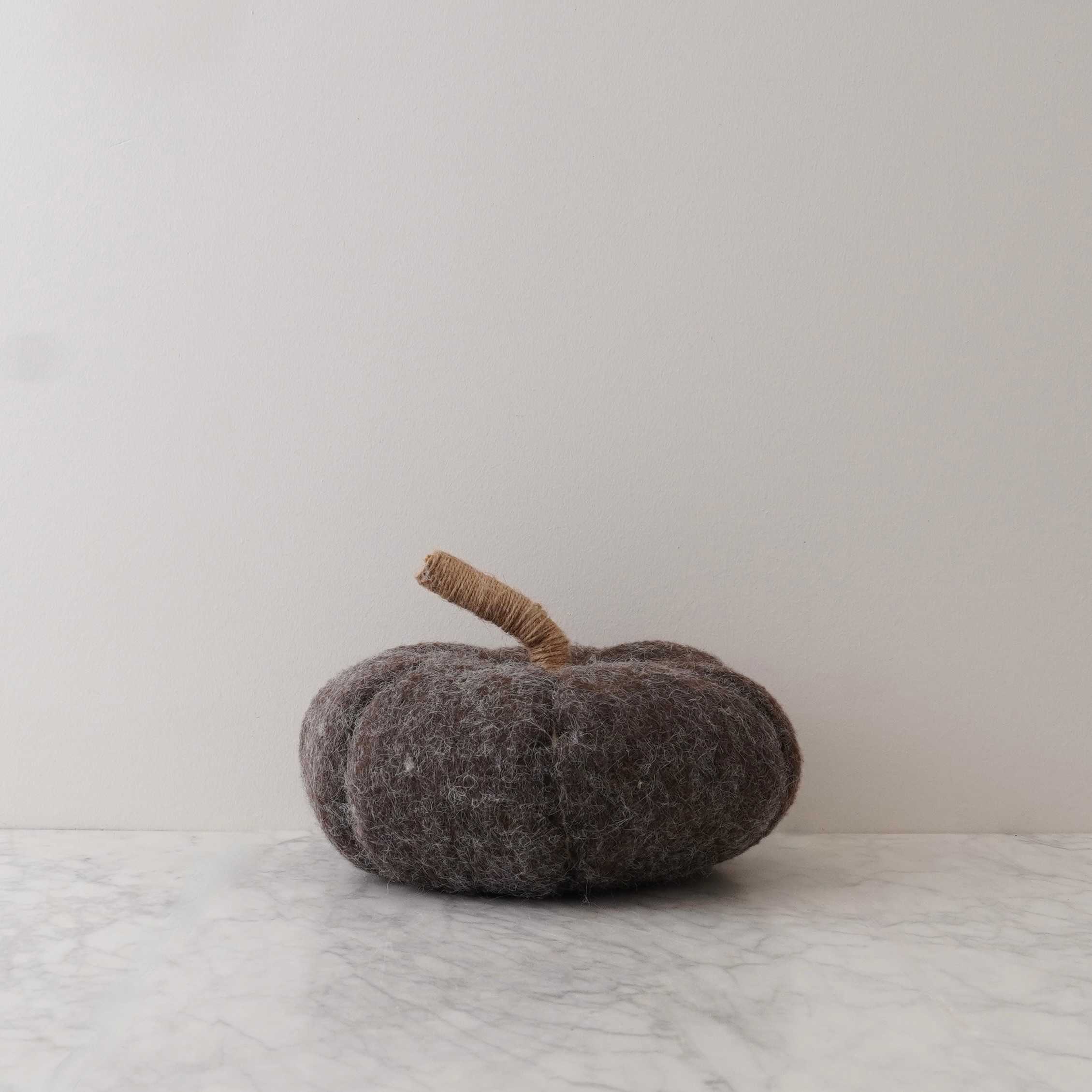 Felt Pumpkin w/ Jute Stem – Grey